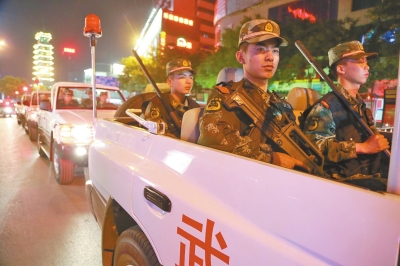 鄭州武警乘敞篷越野車巡邏 需3分鐘內趕到現場