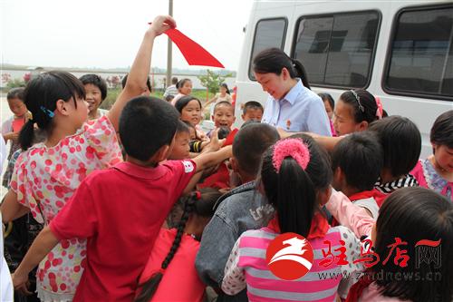 驛城區法院為留守子女送去“六一”節禮物