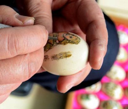 重慶老人創作200余件蛋雕作品 展現偉人肖像等