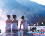 泡溫泉：嵖岈山溫泉度假酒店溫泉占地150畝，整個項目是由河南省乃至中原六省最大的溫泉項目。將中國的養生溫泉文化演藝的淋漓盡致。她將中國人的健康概念提升到一個高度。她引領的是一種健康的生活方式。溫泉水屬國家罕見的鈾溫泉，溫泉水富含氯、硫酸根、氟、氡、可溶性硅酸、鈉、鈣、鉀、鎂等30多種有益人體的礦物質微量元素，常泡溫泉具有養生、美容、延年益壽等功效。