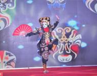 變臉大師為現場觀眾帶來中國國粹節目——變臉