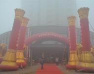 【駐馬店廣視網】（記者 朱劍鋒）1月9日上午，河南金地集團十周年大慶輝煌再出發活動在確山縣金地?盛世華庭隆重舉行。世界杰出華商協會主席、天九平臺投資集團總裁，湖南天九雙眾資產管理有限公司董事長姜正軍先生，中共確山縣委統戰部部長張萬兵等領導以及30多家新聞媒體記者出席慶祝活動。十年金地，躬耕確山，在城市發展的歷史進程中，留下了濃墨重彩的一筆。從金地?愛民安置小區到金地?盛世華庭，金地家園作為確山宜居生活建設領航者和開拓者，持續為確山締造時代地標和人居典范工程，構筑城市最亮麗的風景線。