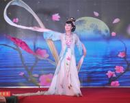 反串表演一個讓女人尖叫和男人陶醉的精彩節目