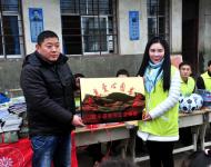 駐馬店市陽光助學協會會長楊楊和大新小學負責人履行“愛心圖書室”交接