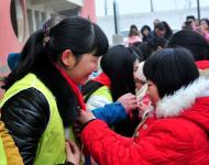 孩子們為志愿者系上紅領巾