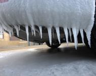 2016年1月24日，青島遭遇霸王寒潮，市區(qū)最低氣溫一度達(dá)到-15攝氏度，破1961年青島有氣象記錄以來最低。位于市南區(qū)金茂灣小區(qū)，海浪拍打上臨近海邊的步棧道，停在此處的轎車被海水凍住。