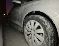 2016年1月24日，青島遭遇霸王寒潮，市區(qū)最低氣溫一度達(dá)到-15攝氏度，破1961年青島有氣象記錄以來最低。位于市南區(qū)金茂灣小區(qū)，海浪拍打上臨近海邊的步棧道，停在此處的轎車被海水凍住。