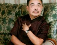 【駐馬店廣視網訊】（記者 朱劍鋒）李慧：筆名墨冉，1964年出生于新蔡縣的一個農村村莊，小時父母去世，成為孤兒。他沒有進過一天校門和拜師指點，在流浪乞討中把大地當紙、樹枝當筆，開始了他的自學藝術生涯。在他歷經坎坷磨難的慘境中死神次次向他襲來，他都能頑強的活了下來。經過他艱辛不懈努力，2012年5月1日，中國國際經濟技術合作促進會，中國名家書畫保真工程組織委員會，聯合國美術家協會，中國收藏家交流協會，四家聯合授予中華民間書畫名家聯合會專家會員李慧“中華當代書畫奇人“”中國十大書畫藝術名家“榮譽稱號。