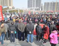       【駐馬店廣視網訊】（記者 朱劍鋒 武帥）你見過這樣的盛況嗎？駐馬店市各縣區的說書藝人或非物質文化傳承者，三兩結伴，四五成群，不遠百里，攜琴背鼓，奔赴世紀廣場。“天為幕，地為臺”，在世紀廣場內擺下陣子，扎下攤子，打起板子，拉起弦子，哼起曲子，臉對臉，背靠背地說書競藝、南腔北調地演唱起來，匯成了波瀾壯闊的曲藝海洋。這就是咱大駐馬的首屆迎新春天中書會的盛會現場場景。    