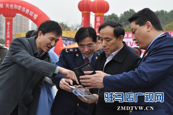 駐馬店廣視網總監張凱旋向市領導和市工商局領導講解&ldquo;掌上駐馬店&rdquo;.JPG