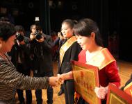 市政協副主席趙瑛為“駐馬店青年五四獎章集體”獲得者頒獎