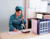 【駐馬店廣視網(wǎng)訊】（記者 武帥 健豪）在5.12護(hù)士節(jié)前夕，廣視網(wǎng)記者走進(jìn)駐馬店市中心醫(yī)院，了解護(hù)士工作的酸甜苦辣。在這個(gè)忙碌的節(jié)日，看護(hù)士們展示自己的十八般武藝！她們每天穿梭在病房與護(hù)士站之間，完成無數(shù)的治療，寫無數(shù)的護(hù)理記錄，在與病魔的搏斗中，把簡單和平凡演繹成無數(shù)個(gè)精彩。