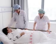 經(jīng)過消毒和換裝，記者進(jìn)入產(chǎn)房，護(hù)士長張宇正在產(chǎn)房了解待產(chǎn)孕婦的產(chǎn)程情況