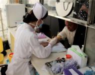 護(hù)士們忙著叫號(hào)、填表、抽血、分裝······