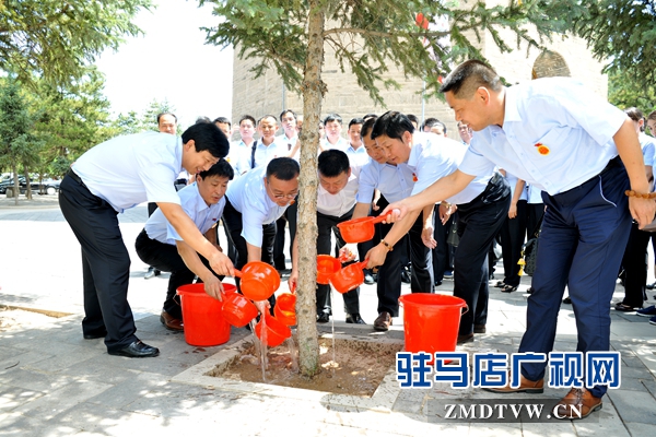 5集團公司領導班子為藍天常青樹澆灌家鄉水.JPG