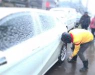 一個電話就趕來修車的小伙子。