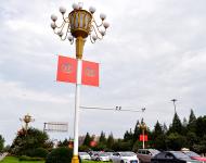 距第十九屆“中國(guó)農(nóng)加工洽談會(huì)”還有幾天時(shí)間。為了迎接盛會(huì)的到來(lái)，駐馬店市委宣傳部等部門(mén)在市開(kāi)源大道兩側(cè)懸掛了國(guó)旗和“中國(guó)農(nóng)加工洽談會(huì)”會(huì)旗。