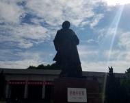 驛城區(qū)社會(huì)各界代表1000多人來到楊靖宇將軍紀(jì)念館，舉行2016年國(guó)家烈士紀(jì)念日公祭儀式，深切緬懷為民族獨(dú)立、人民解放和國(guó)家富強(qiáng)、人民幸福英勇獻(xiàn)身的革命先烈楊靖宇將軍，并為楊靖宇將軍塑像敬獻(xiàn)花籃。（圖/米山）