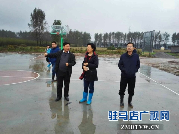 劉衛明一行到小方村文化廣場調研指導工作.jpg