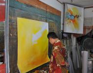 12半個(gè)鐘都沒(méi)有一幅已經(jīng)掛在墻上，另一幅底色也鋪好……畫風(fēng)也如他人一樣奔放！