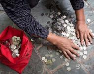 據唐先生介紹，他來自湖南，本身是做建筑工的，此前，一個在番禺的包工頭打電話給他，讓他過去打工。“本來談好的工時和待遇都不錯的，所以我也就特地過來打工了。”原本跟老板約定好9個小時一天的工作量，誰知實際每天都要加班。由于覺得跟事先約定的不同，加上工作強度大，在本月上旬，唐先生向老板提出了辭職，“第二天老板就給了我約3600元的1元硬幣，說是我的工資。”