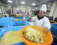 1月4日，內蒙古呼和浩特市玉泉區(qū)清泉街社區(qū)一位老人在展示臘八粥食材。當日，呼和浩特市玉泉區(qū)清泉街社區(qū)舉辦“溫暖臘八粥 濃濃鄰里情”活動，喜迎即將到來的“臘八節(jié)”。新華社發(fā) 丁根厚 攝