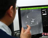 附著在濾芯材料纖維上的微米級大小的霧霾顆粒。據悉，霾的組成成分非常復雜，包括數百種大氣化學顆粒物質。其中有害健康的主要是直徑小于10微米的氣溶膠粒子，如礦物顆粒物、海鹽、硫酸鹽、硝酸鹽、有機氣溶膠粒子、燃料和汽車廢氣等，它能直接進入并粘附在人體呼吸道和肺泡中。