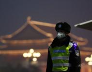 2017年1月3日，北京，一名戴著口罩的輔警在天安門廣場上執(zhí)勤。攝影：Thomas Peter