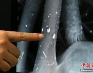 據他介紹，通過實驗看到的主要是固態的霧霾顆粒，有碳酸鈣、氧化鐵、硫酸鹽等，非固態的氣溶膠則要通過另外的方式才能看到。