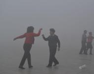 2017年1月3日早晨，安徽阜陽市民在大霧中晨練。啟聞/視覺中國