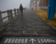 2017年1月3日，航拍南昌紅谷灘新區(qū)，高樓被灰霾包圍，遠(yuǎn)處的建筑已經(jīng)消失不見。視覺中國