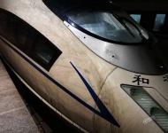 2017年1月2日，北京南站，上海至北京穿越800余公里的高鐵車身布滿塵埃。視覺中國