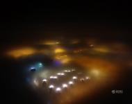 2017年1月3日，霧霾籠罩津城如“仙境”，記者航拍夜色中的城市，在霧霾之上，看到樓宇籠罩在霧霾中，燈光穿透霧霾發出幽幽的彩色光。nico/東方IC