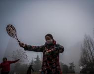 2017年1月3日，安徽合肥，一位市民帶著口罩在大霧中玩太極柔力球。盧克/視覺中國