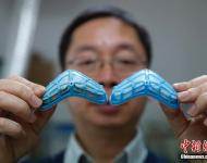 劉勇教授展示使用前后鼻罩濾芯。