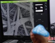 1月3日，北京化工大學高分子納米復合材料實驗室劉勇教授通過臺式掃描電子顯微鏡，觀察近期使用后的防霾鼻罩濾芯上采集的霧霾顆粒，以及分析霧霾顆粒里面含有的各種元素。近日，北京持續霧霾天氣。圖為防霾鼻罩濾芯上采集的霧霾顆粒。中新社記者 韓海丹 攝