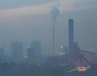 2017年1月3日，太原遭受嚴(yán)重霧霾，仍然正常運(yùn)營的鋼企排出濃煙。視覺中國