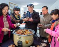 1月4日，內蒙古呼和浩特市玉泉區(qū)清泉街社區(qū)志愿者為社區(qū)居民盛臘八粥。當日，呼和浩特市玉泉區(qū)清泉街社區(qū)舉辦“溫暖臘八粥 濃濃鄰里情”活動，喜迎即將到來的“臘八節(jié)”。新華社發(fā) 丁根厚 攝