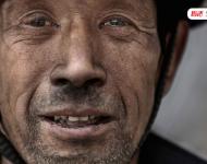 遷安市北營鄉(xiāng)村民王玉彩在遷安鋼鐵廠當(dāng)清料工10年，每月工資1600元，這工種是在煉鐵爐輸送煤帶清理掉下來的煤，工作環(huán)境非常臟。50多歲的他因?yàn)槭杖胩停恢睕]有結(jié)婚。從北營鄉(xiāng)的家到工廠的距離有10多公里，他每天一早離家，7點(diǎn)半左右開始清理煤渣的工作，他的臉上、嘴邊、眼角都被染上了黑色的煤灰。