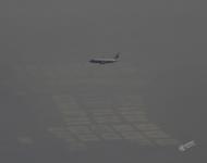 2017年1月2日，從飛機(jī)上俯瞰北京近郊霧霾，地面模糊不清，灰蒙蒙一片。攝影：Jason Lee