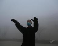 2017年1月3日，江蘇連云港贛榆區(qū)，市民在大霧中晨練。相去甚遠(yuǎn)/視覺中國