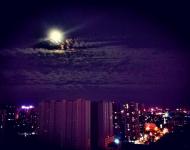 夕陽落幕，醉了晚霞，牽來了明月。淡淡涼風，蕩滌人間塵埃。