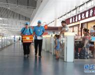 7月17日，在西安北站，配送員前往站臺(tái)送餐。