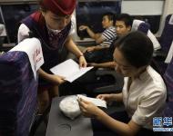 7月17日，在西安北站，配送員前往站臺(tái)送餐。