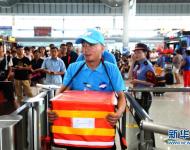 7月17日，在西安北站，配送員前往站臺(tái)送餐。
