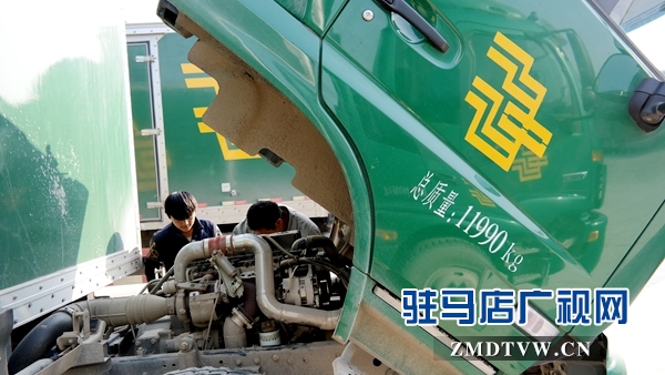 圖為駐馬店市分公司安排專業修理團隊到郵政生產場地為每輛郵車檢修，保障旺季用車 (4).jpg