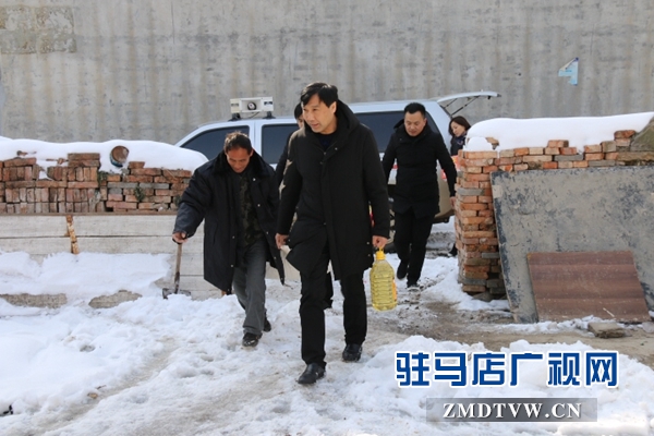 侯建華局長(zhǎng)走訪慰問困難群眾.JPG