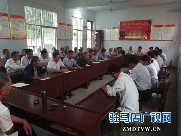 泌陽縣官莊鎮梁河村召開非貧困戶走訪征求意見座談會