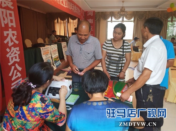 湖北施沃特肥業(yè)2018年秋季產(chǎn)品確山推介會(huì)現(xiàn)場訂貨近千噸