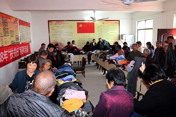 上蔡農商銀行向幫扶村開展愛心捐贈活動